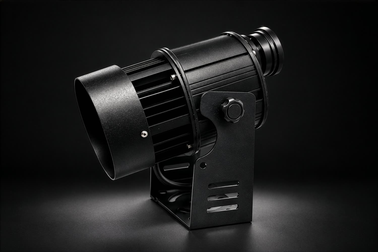 Proyector GOBO LED 150 W sobre fondo negro